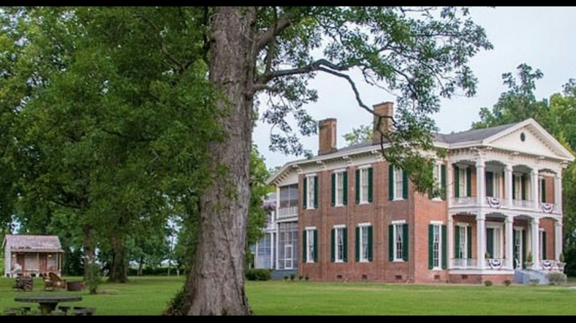 Für 165 Dollar pro Nacht wurde das im Jahr 1830 erbaute „altertümliche und charmante“ Quartier angepriesen – mit Frühstück dazu im Haupthaus der Plantage.