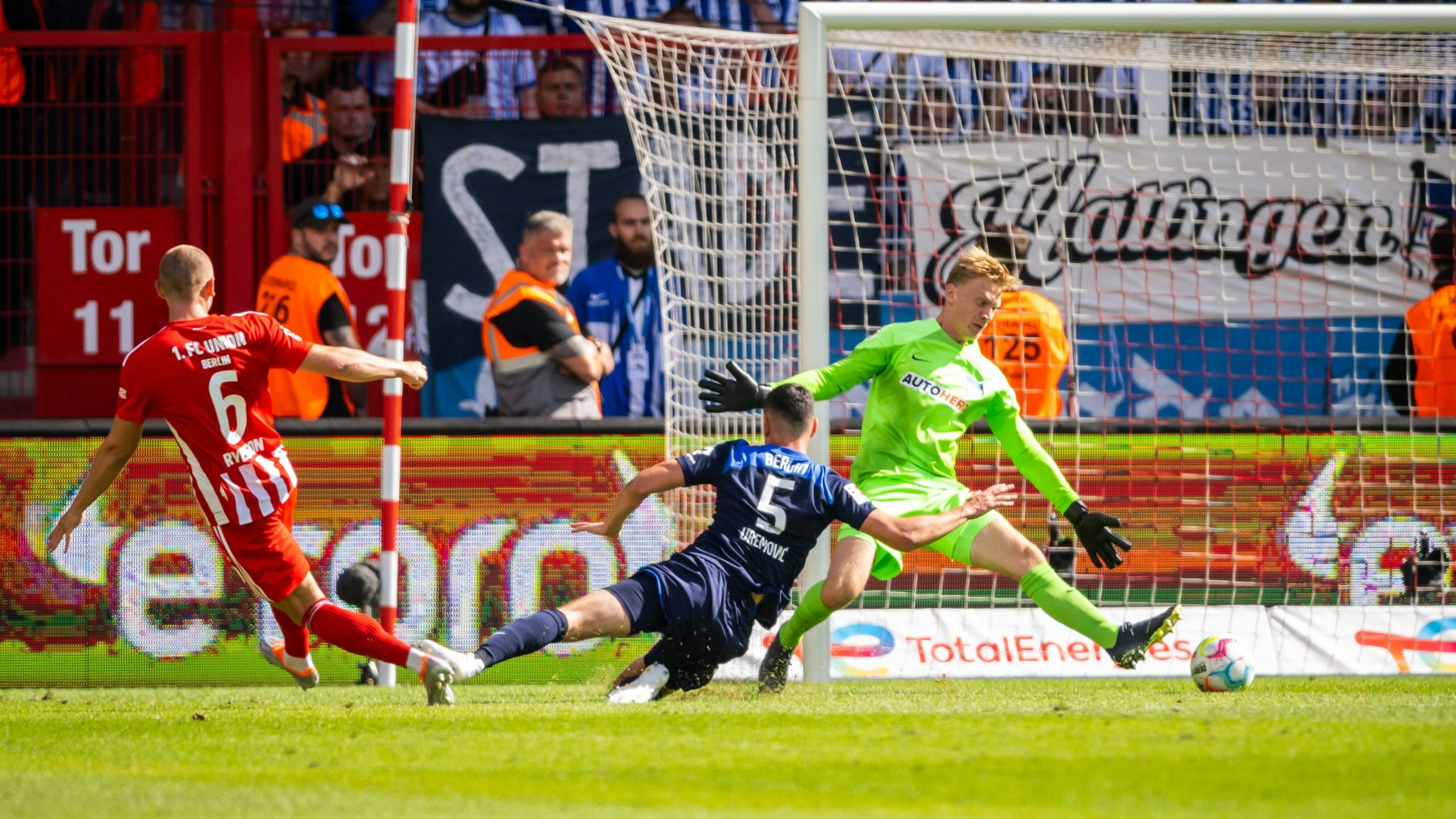 Dicht daneben ist auch vorbei! Julian Ryerson setzt die Kugel knapp neben das Ziel.