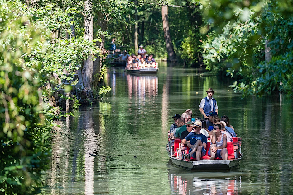 Während des Aufenthalts entspannt durch den Spreewald schippern ist in Brandenburg problemlos möglich.