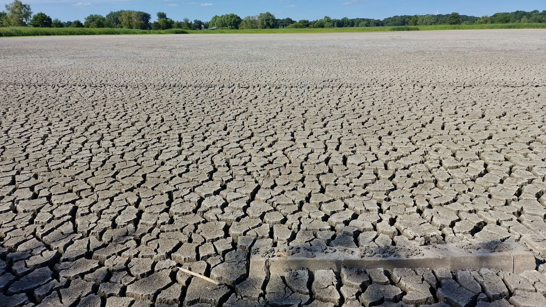 So was kennt man aus Wüstenregionen, es ist aber in Brandenburg: Die Plane ist ausgetrocknet.