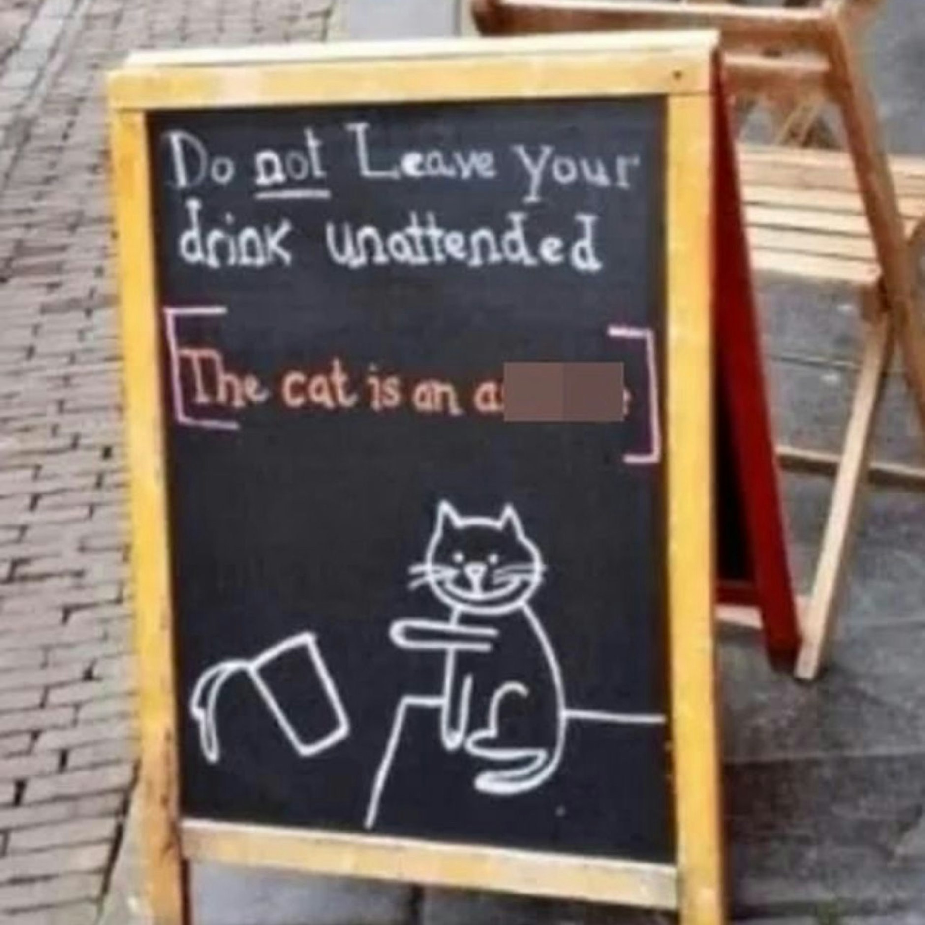 Der Besitzer eines Cafés im Seattle warnte seine Kunden mit einem witzigen Schild: „Lasst eure Getränke nicht unbeaufsichtigt stehen. Die Katze ist ein Arschloch!“