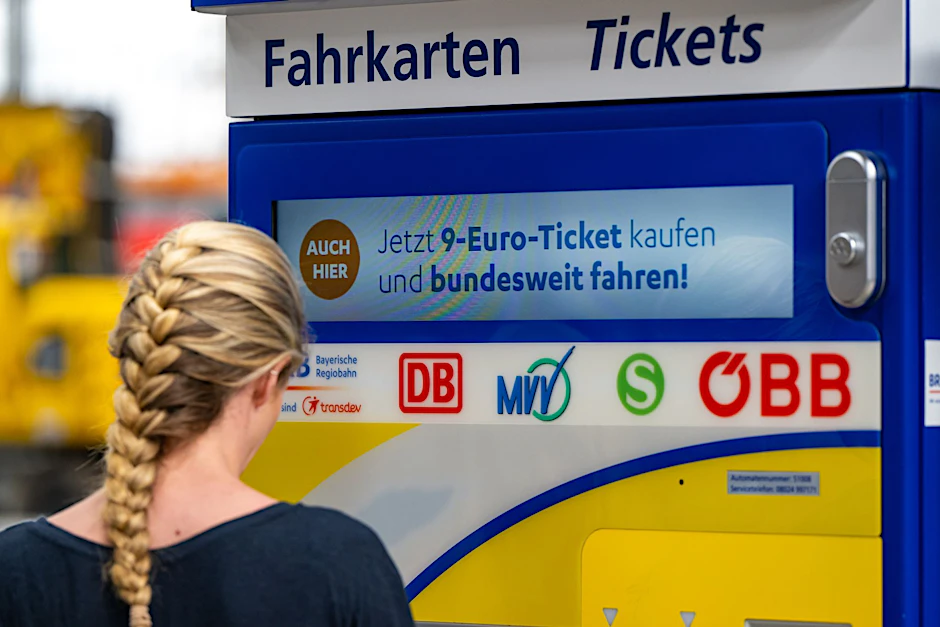 ARCHIV - Das monatliche 9-Euro-Ticker gilt in Bussen und Bahnen des Nahverkehrs.  