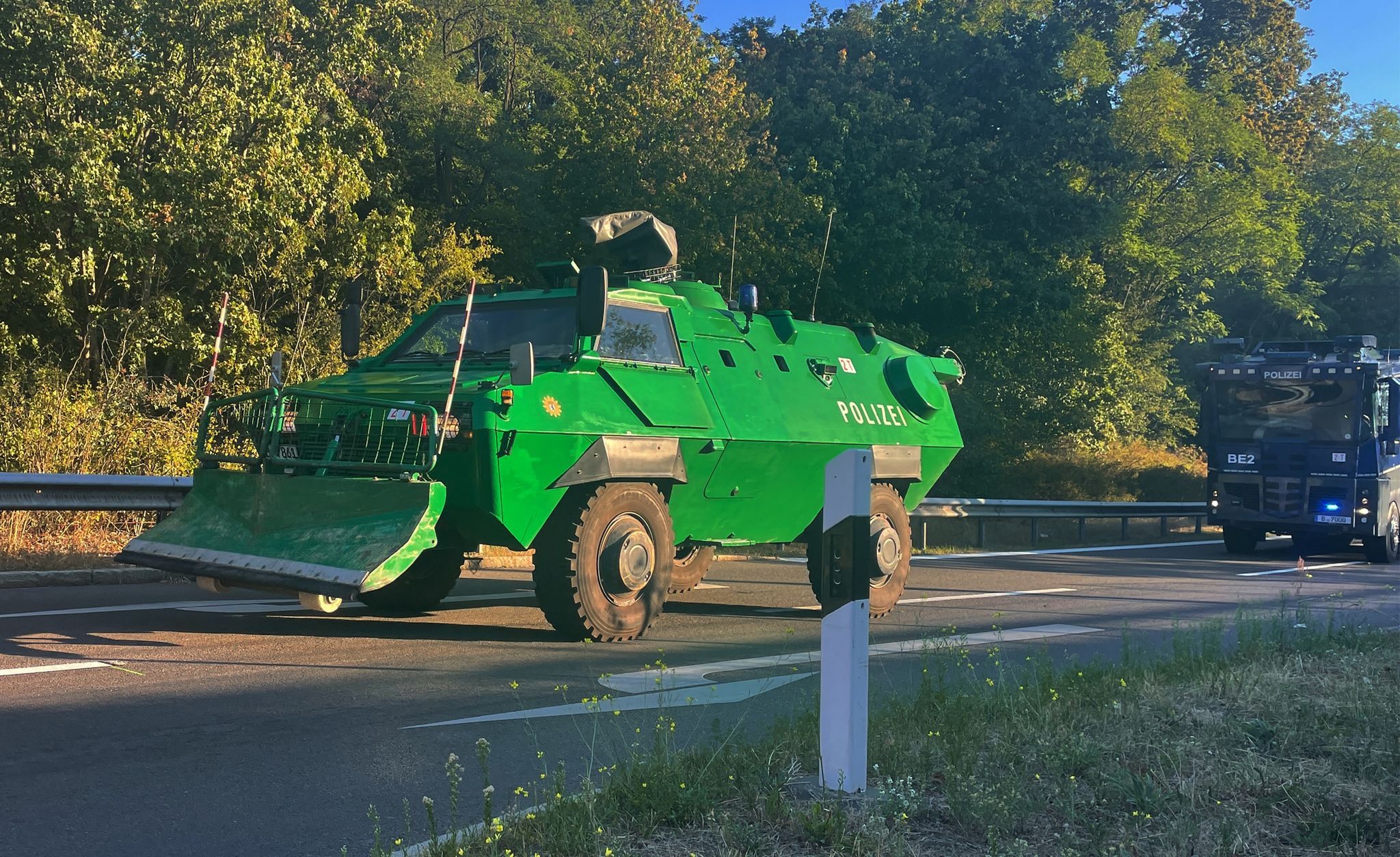 Brand im Grunewald: Situation weiter brisant! +++ Sprengmeister wird in gepanzertem Fahrzeug zum Sprengplatz gebracht