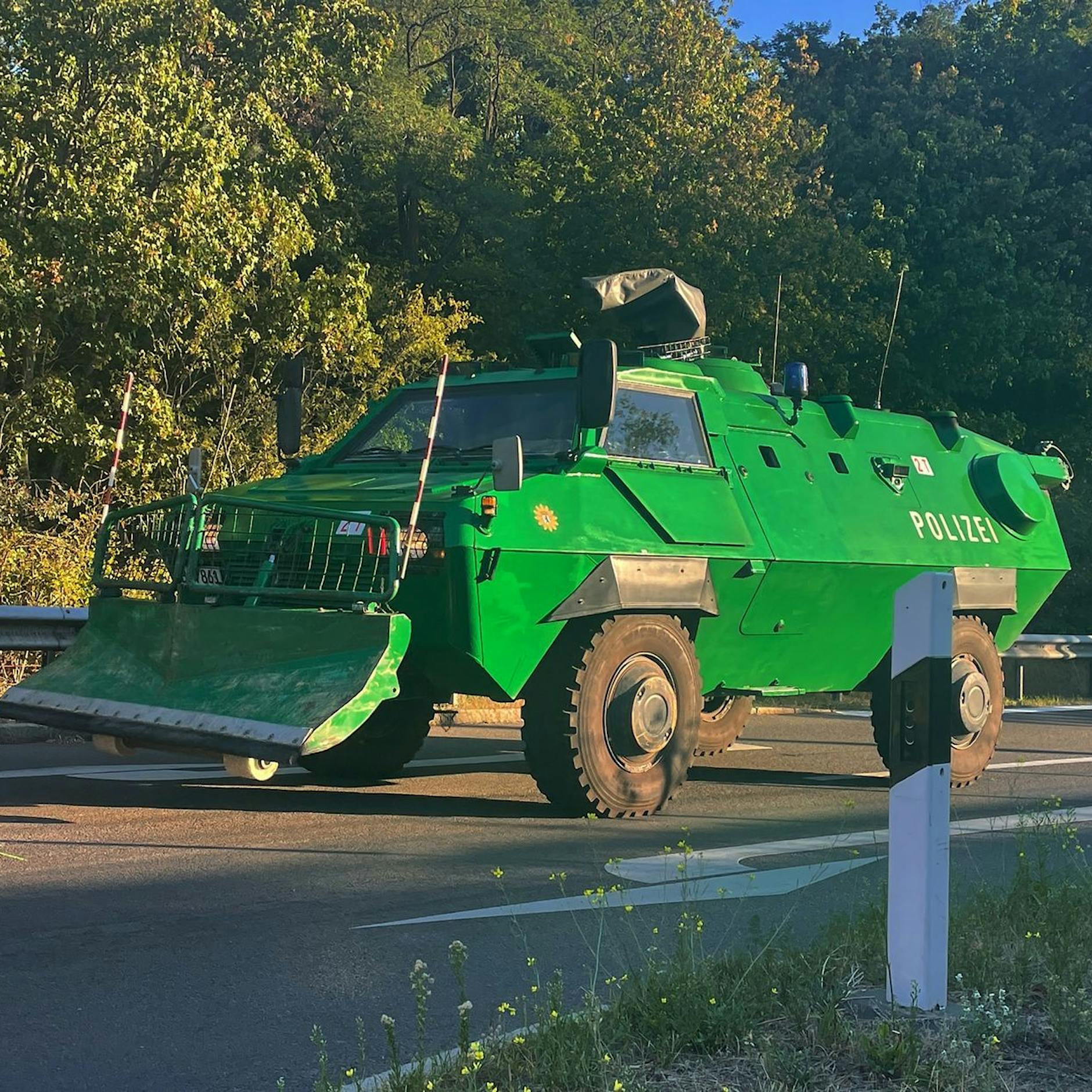 Brand im Grunewald: Situation weiter brisant! +++ Sprengmeister wird in gepanzertem Fahrzeug zum Sprengplatz gebracht