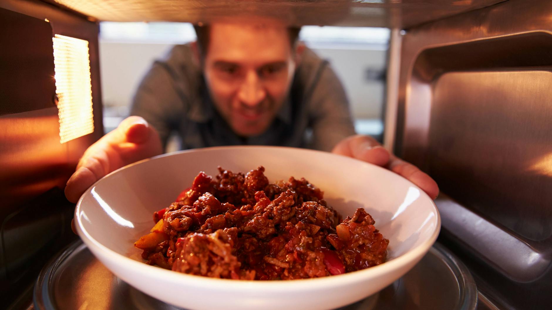Wie lässt sich Essen effizient aufwärmen? Ist es nur ein Schüsselchen, bietet sich die Mikrowelle an. Bei großen Mengen über 500 g kann der Topf allerdings genauso effizient sein.