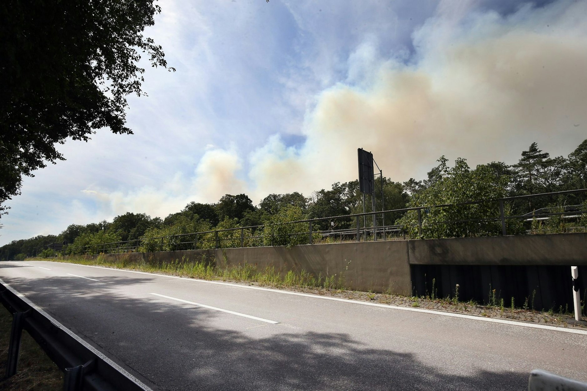 Dunkle Rauchsäulen steigen über der Avus an der Abfahrt Hüttenweg in den Himmel (Archivbild).