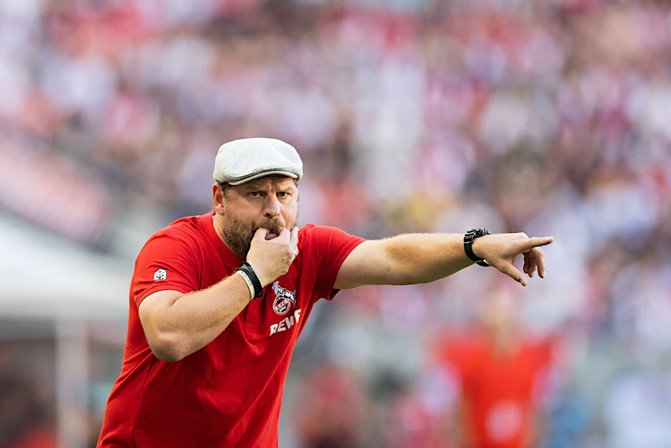 Kölns Trainer Steffen Baumgart dirigiert seine Spieler pfeifend.  