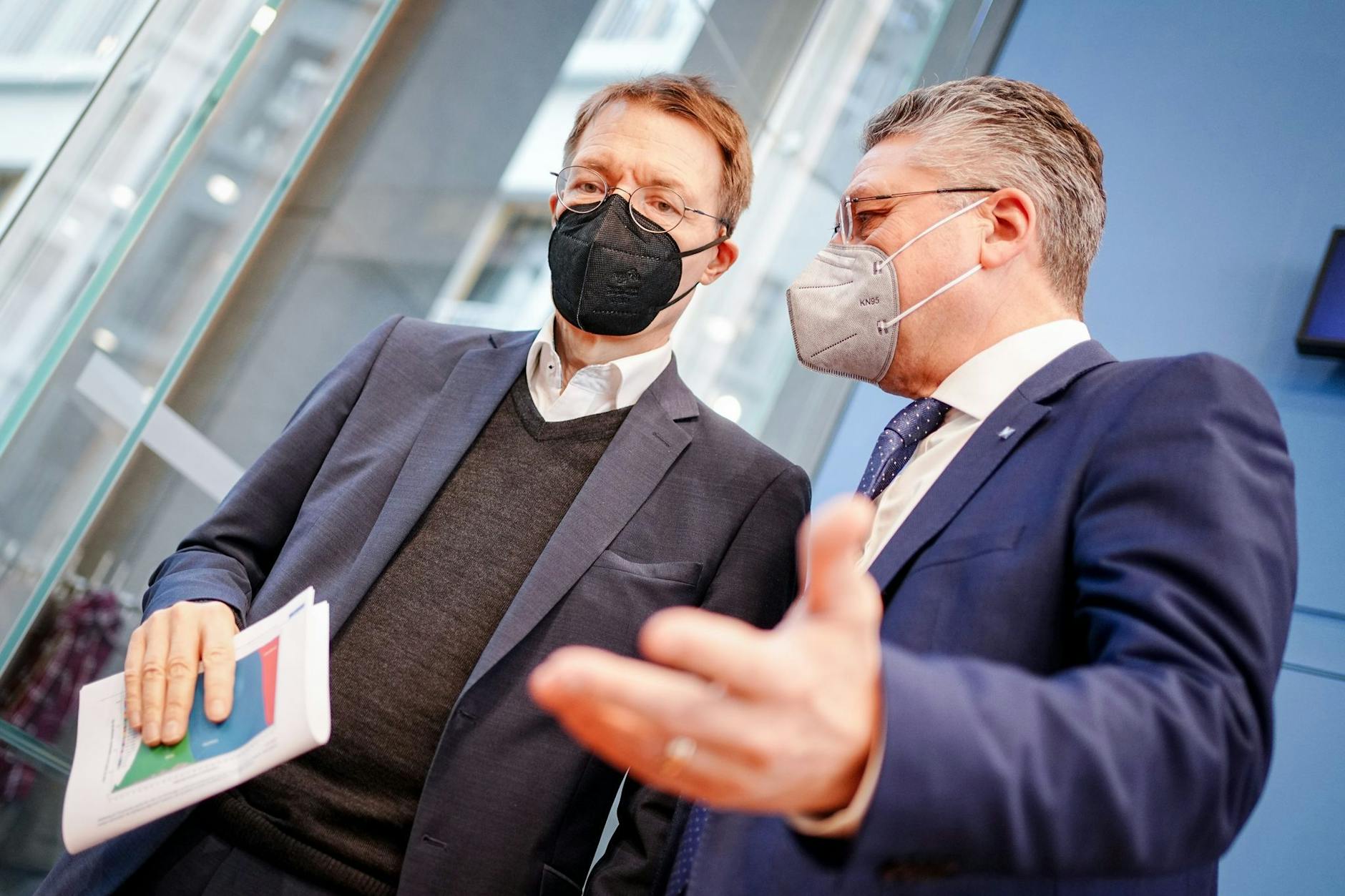 Lothar Wieler (re.) spricht mit Karl Lauterbach.