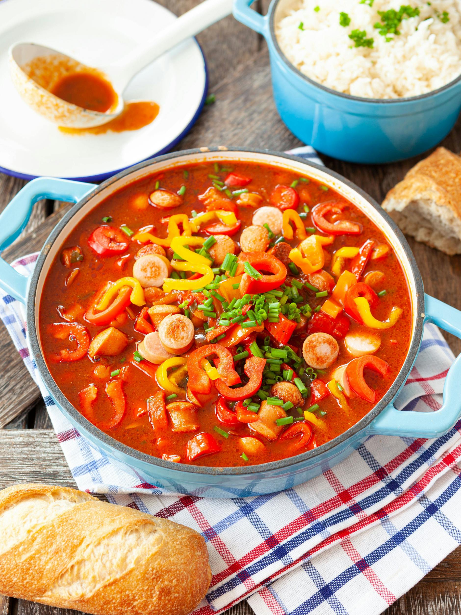 Wer Paprika nicht mag, kann diese auch weglassen - auch ohne wird das Wurstgulasch nach diesem Rezept einfach superlecker.