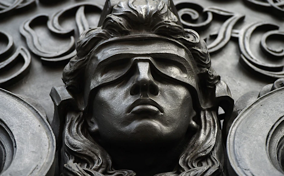 ARCHIV - Eine Figur der blinden Justitia.  