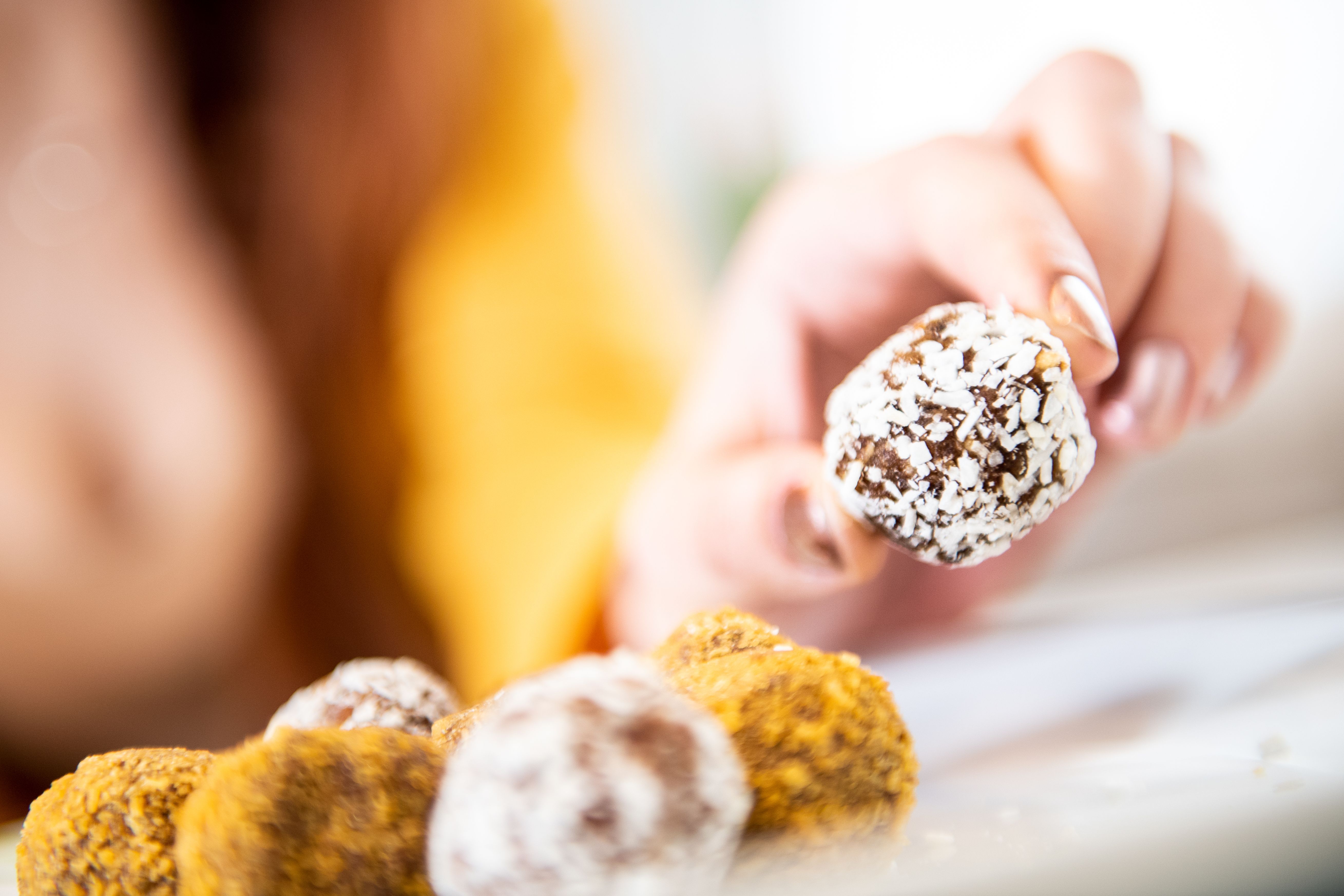 Image - Energy-Balls, Fruchtriegel und Co.: So gesund sind gesunde Snacks wirklich – und DAS sind die besten Alternativen zu Schokolade