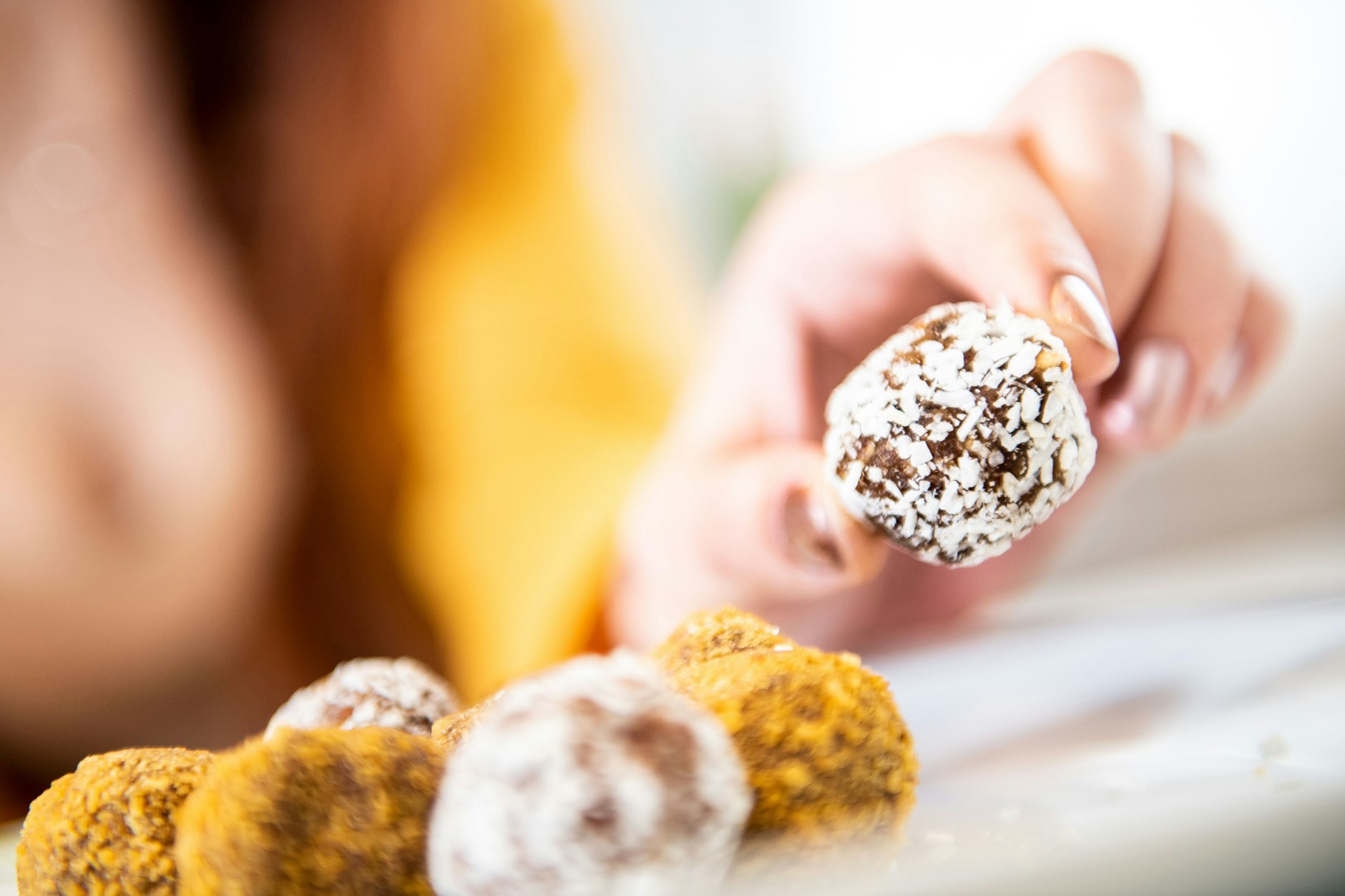 Energy Balls kann man sich ganz leicht selbst herstellen - und dabei selbst bestimmen, welche Zutaten in dem Snack landen.