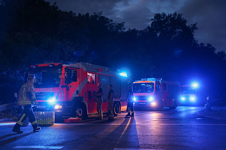 Feuerwehrfahrzeuge stehen mit Blaulicht auf der Abfahrt der Autobahn A115, der Avus, Hüttenweg.  