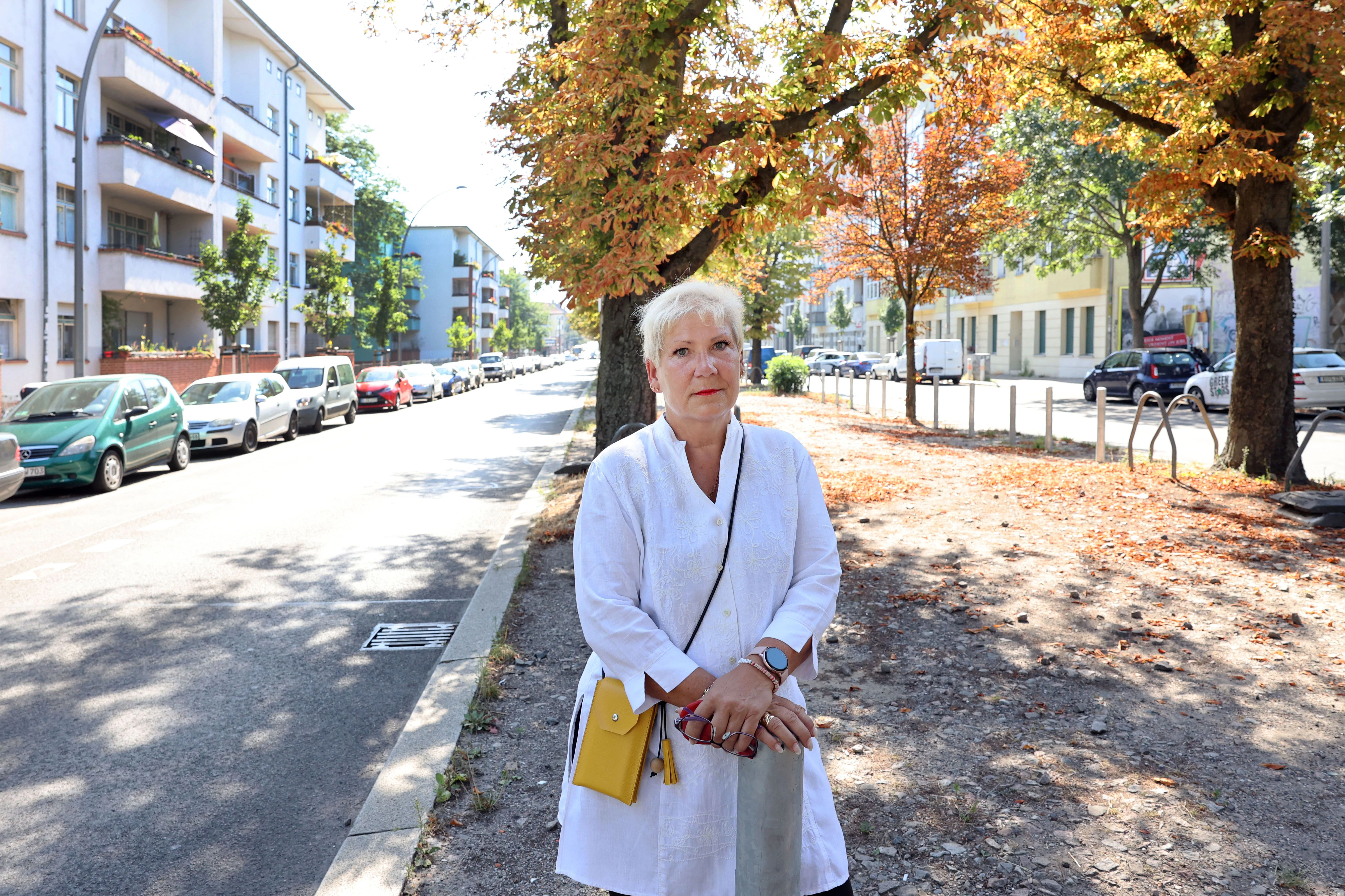 Karin Kuschy (60) ist Anwohnerin und empört: Wo soll sie ihr Auto abstellen? Rund 150 Parkplätze fallen in ihrer Straße wohl weg.