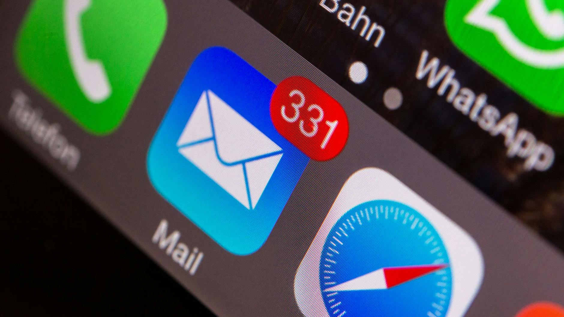 Nach dem Urlaub würde manch einer am liebsten direkt alle beruflichen Mails ungesehen löschen. Erlaubt ist das allerdings nicht.