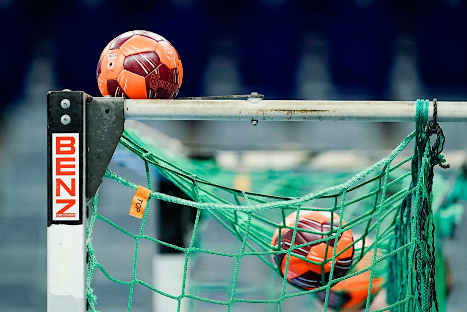 ARCHIV - Spielbälle liegen im Netz eines Handball-Tors.  