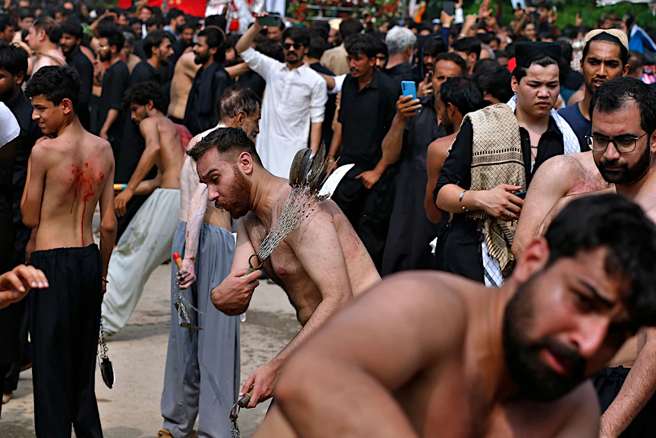 Pakistan, Islamabad: Schiiten geißeln sich mit an Ketten befestigten Messern während einer Trauerzeremonie. Anlass ist der 10. Tag des ersten Monats des islamischen Kalenders: Aschura.