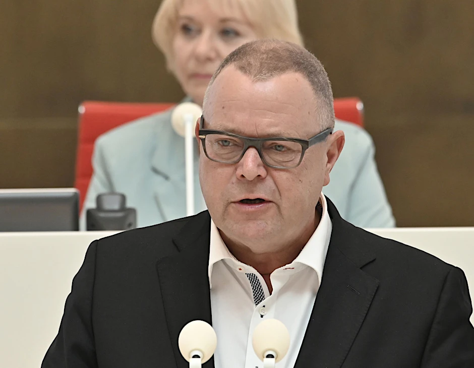 ARCHIV - Michael Stübgen (CDU), Minister des Innern und für Kommunales des Landes Brandenburg, spricht.  