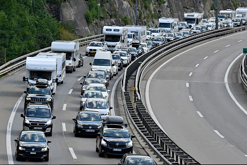 Campingwagen, Wohnmobile und Autos aus dem In- und Ausland stehen im Stau. In mehreren Bundesländern neigen sich die Sommerferien dem Ende zu.