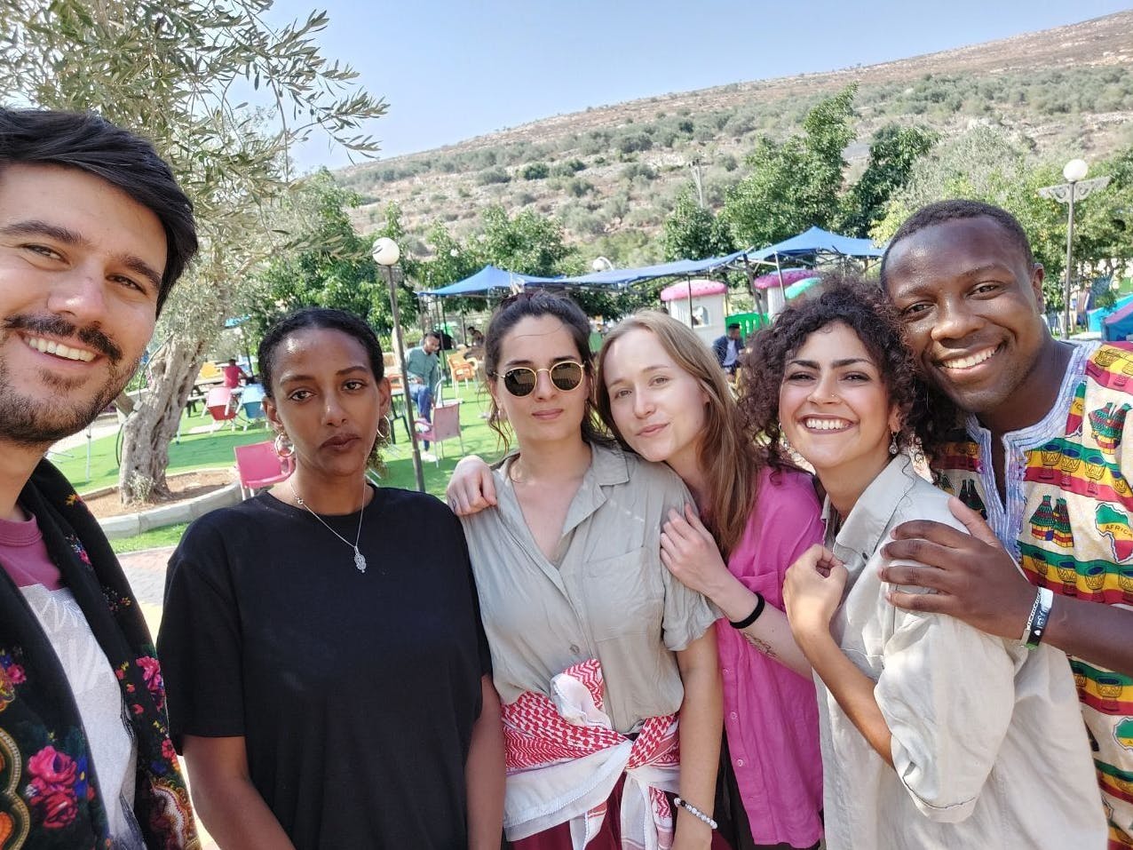 Teilnehmer und Teilnehmerinnen des Farkha-Festivals (v. l. n. r.): Kerem Schamberger, Bafta Sarbo, Nicole Schöndorfer, Simin Jawabreh, Matondo Castlo.