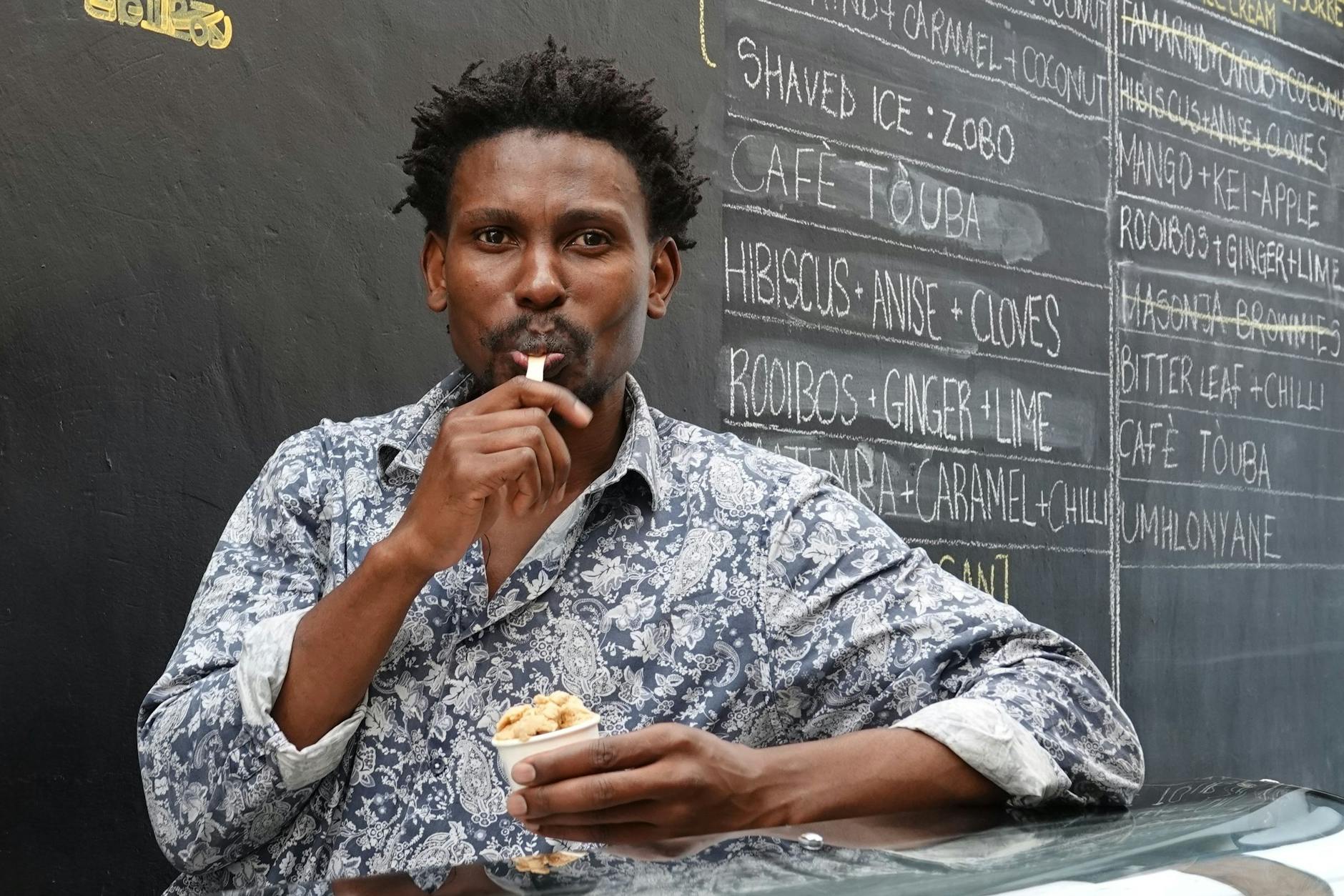 Tapiwa Guzha in seiner Eisdiele „Tapi Tapi“. Der Molekularbiologe hat mehr als 600 schräge Eissorten erfunden.