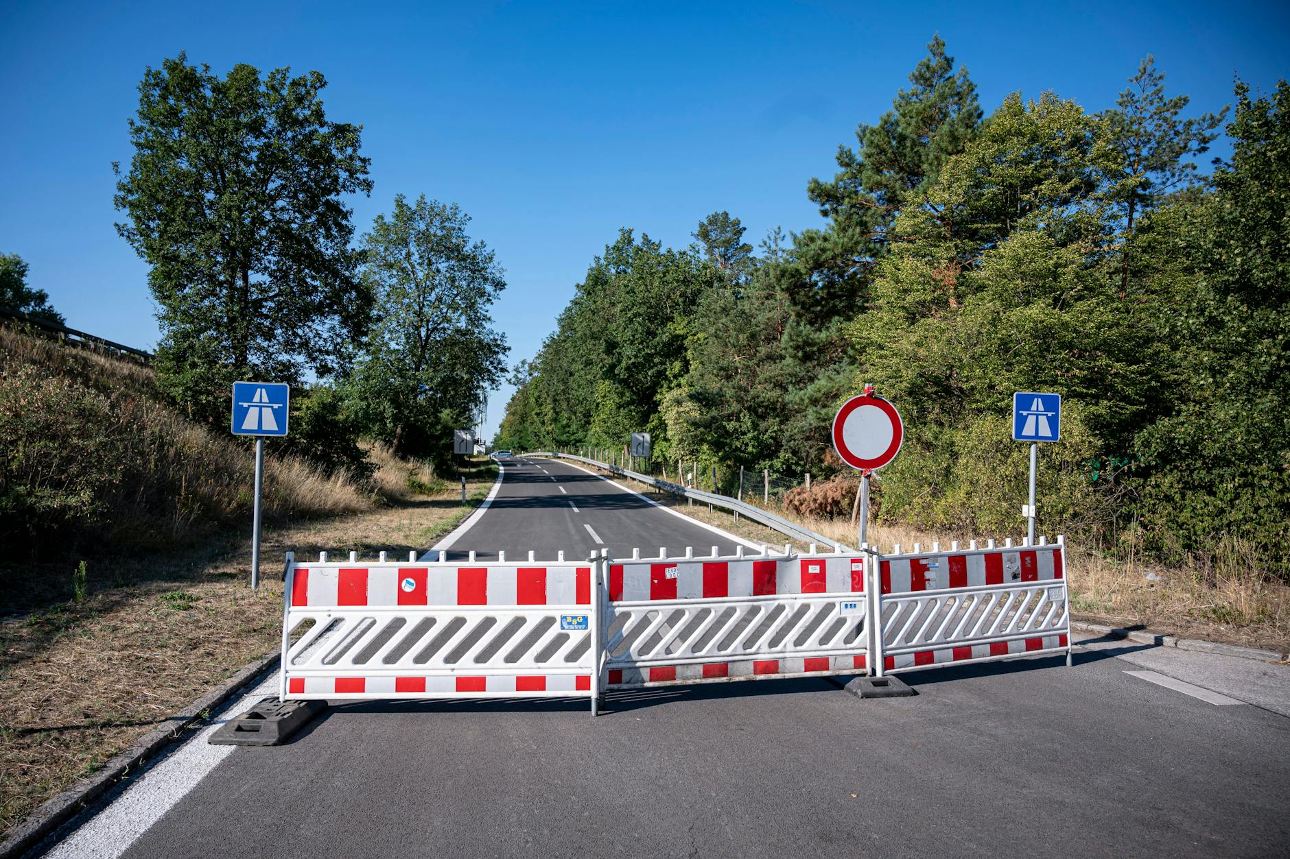 Einfahrt verboten! Barrieren und Verkehrszeichen versperren die Zufahrt zur Autobahn A115 im Südwesten Berlins.