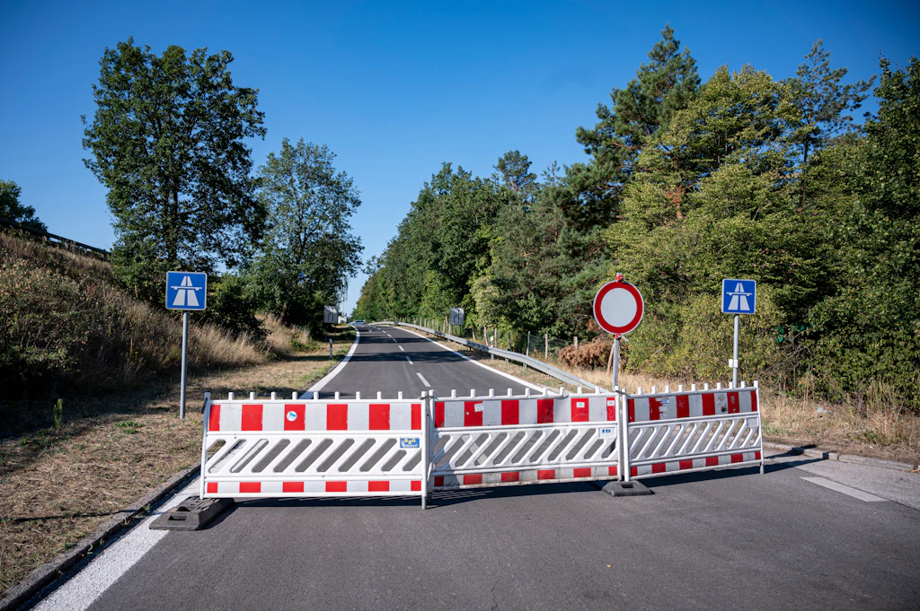 Großbrand im Grunewald: Warum die Avus weiterhin gesperrt bleibt