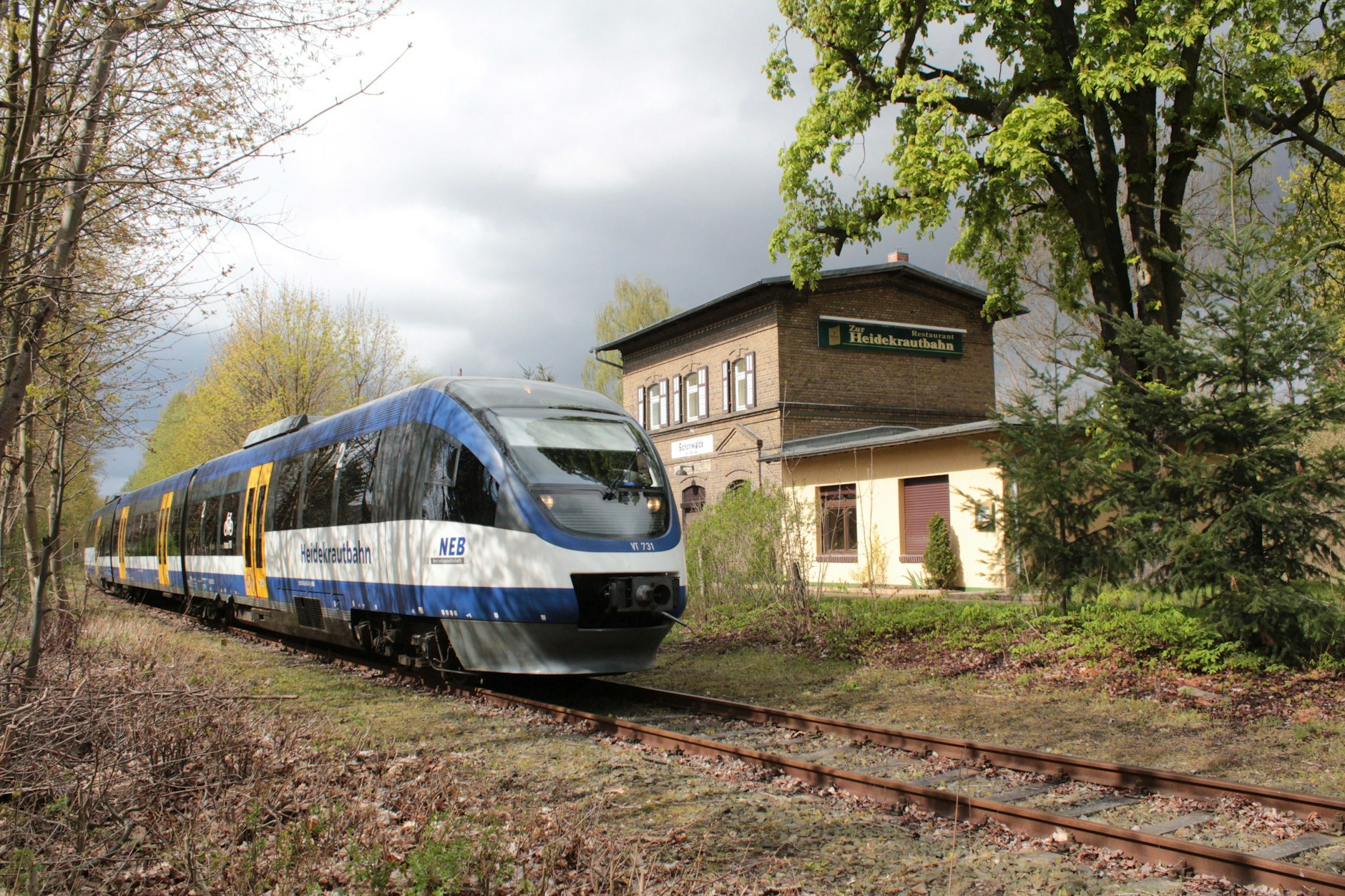 Ein Dieseltriebwagen auf Sonderfahrt passiert eine der alten Stationen an der Stammstrecke der Heidekrautbahn. Künftig sollen hier Wasserstoffzüge fahren und an modernen Bahnsteigen halten.