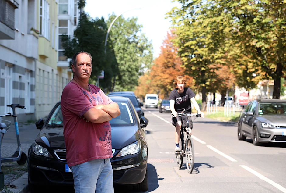 Die Grellstraße wird zur Fahrradstraße, dafür fallen Parkplätze weg. Sascha Zotl (49) weiß nicht mehr, wo er seine Fahrschul-Autos abstellen soll.