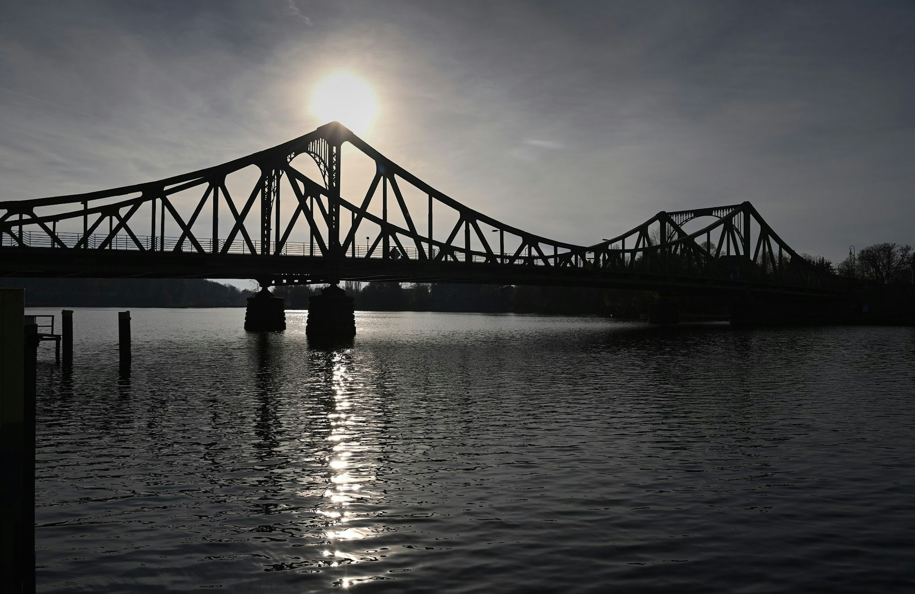 ARCHIV - Die Sonne geht vor der Veranstaltung zum Gedenken an die Wiedereröffnung der Glienicker Brücke unter.  d/Archivbild
