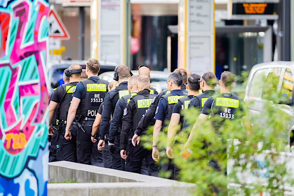 Berlin: Bei etwa 100 Beschäftigten der Polizei liegt ein Verdacht auf eine rechtsextremistische Einstellung vor. (Symbolbild)