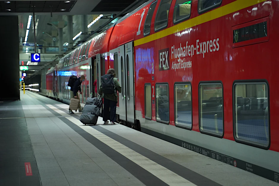 Reisende steigen im Hauptbahnhof Berlin in den Flughafen-Express. (Archivbild)