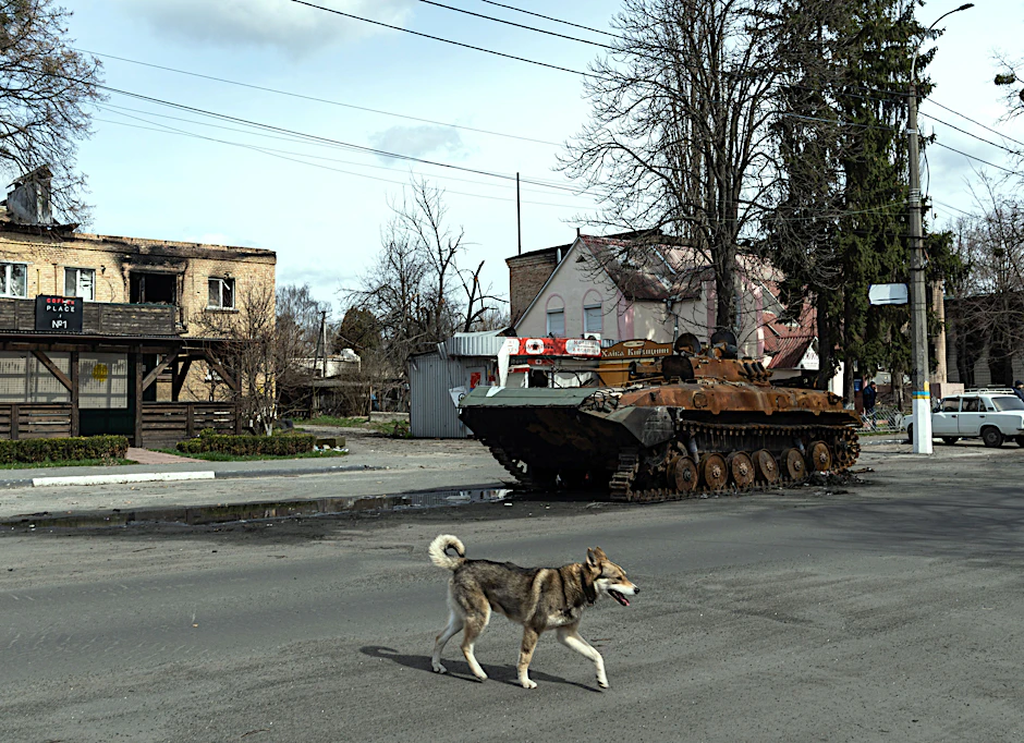 Zerstörter russischer Panzer in Borodjanka bei Kiew: 70.000 bis 80.000 russische Soldaten sollen in der Ukraine verletzt oder getötet worden sein. Auch rund 4000 gepanzerte Fahrzeuge sollen die Russen in der Ukraine bereits eingebüßt haben.