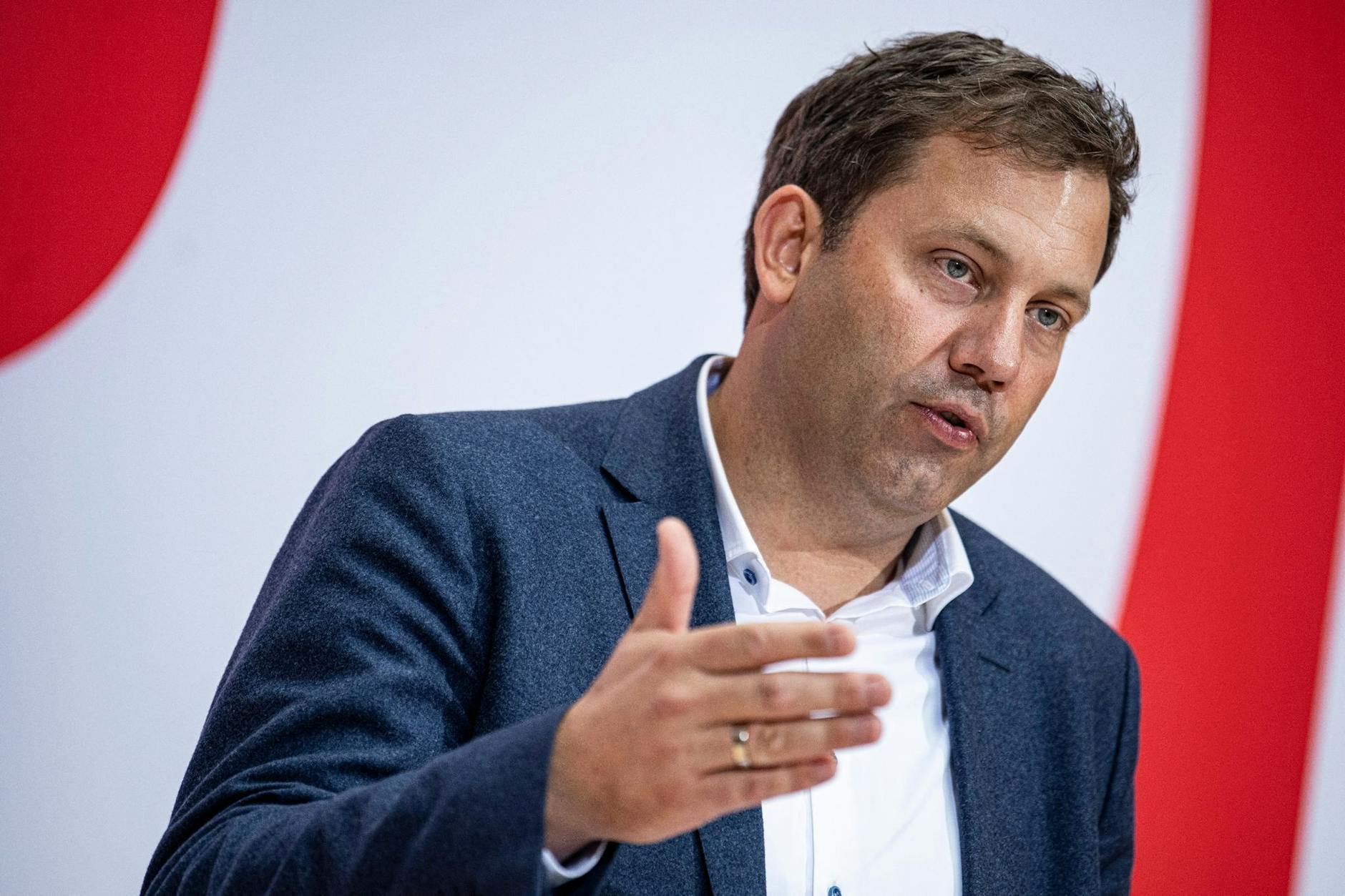 Der SPD-Co-Vorsitzende Lars Klingbeil hat sich erneut für eine Übergewinnsteuer für Unternehmen ausgesprochen.