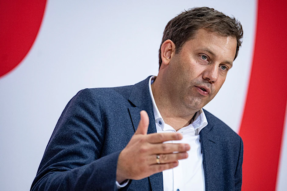 SPD-Chef Lars Klingbeil hat sich zu den Plänen über Einsparungen beim Elterngeld mit einem eigenen Vorschlag geäußert.&nbsp;