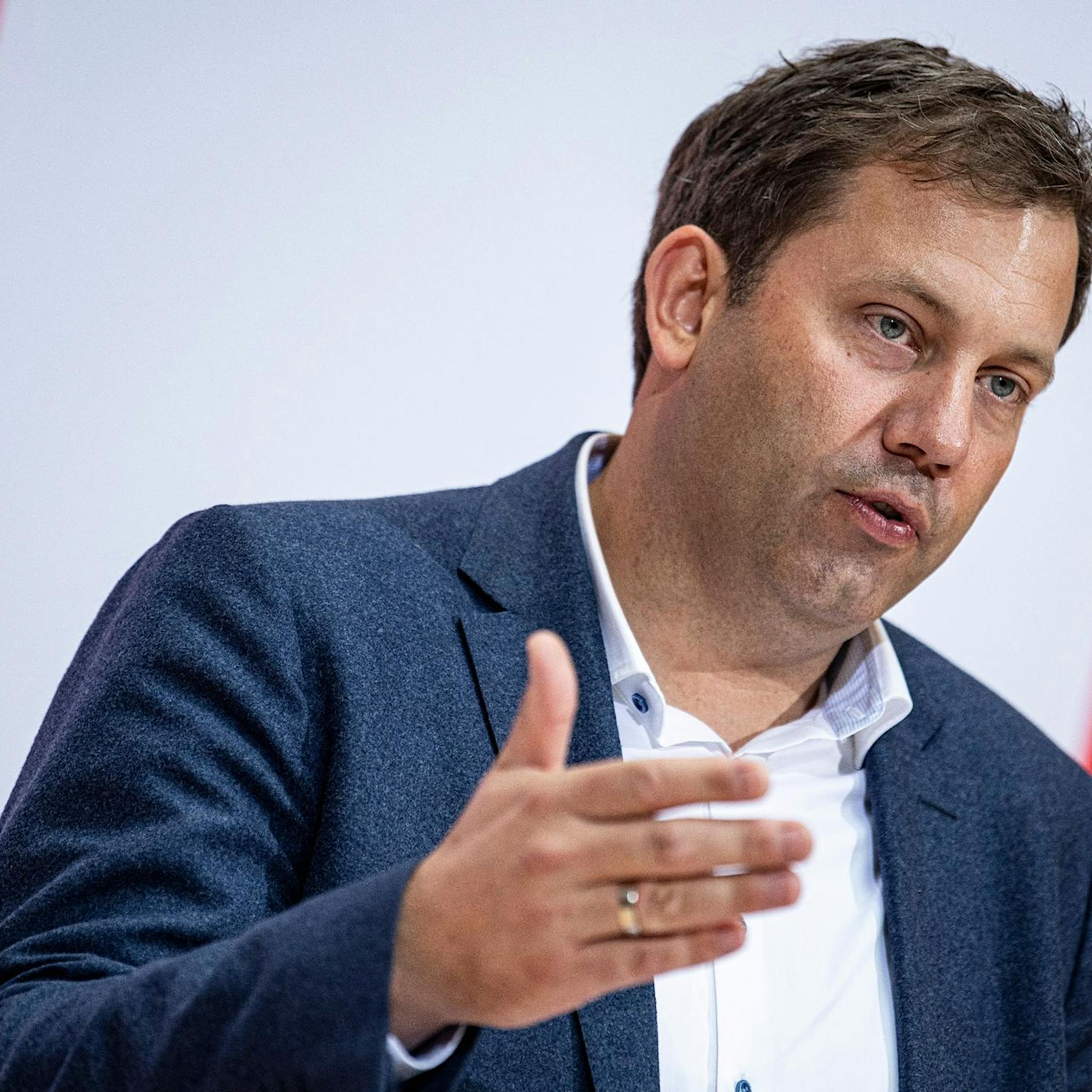 Klingbeil: 9-Euro-Ticket mit Übergewinnsteuer retten