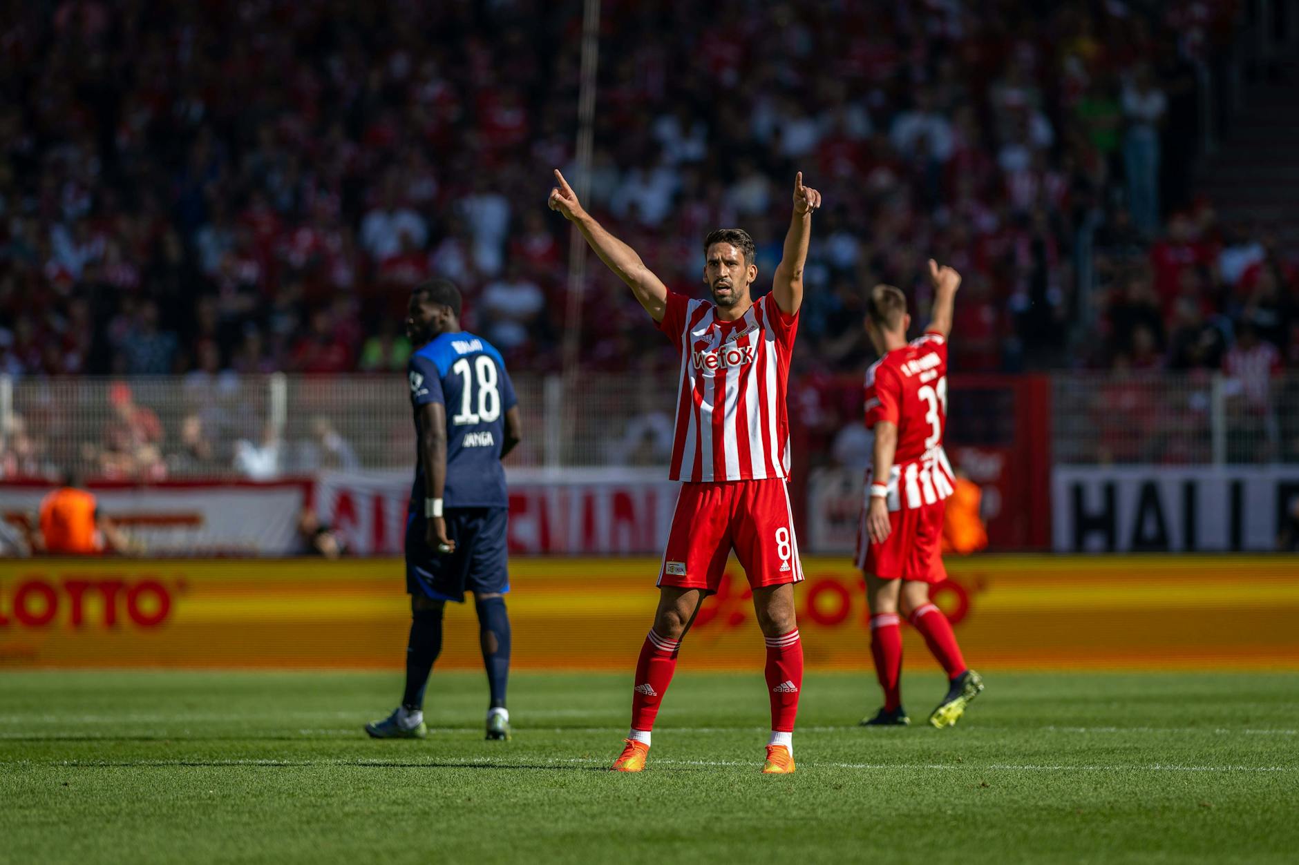 Der Union-Spieler Rani Khedira freut sich über den Erfolg seines Teams.