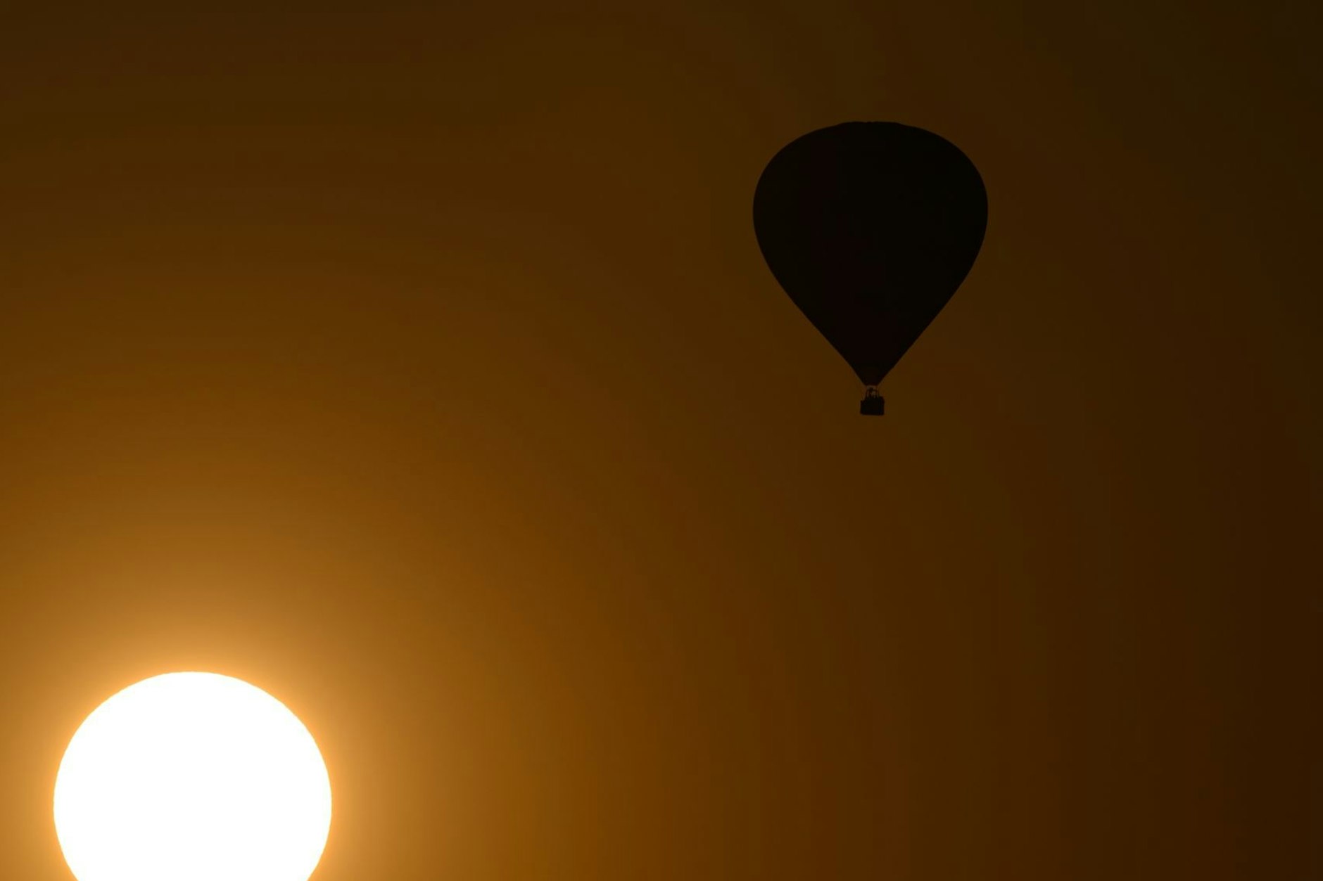 Ein Heißluftballon in der Abendsonne (Symbolfoto).