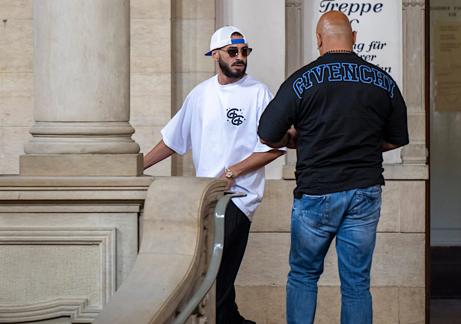 Michael „Shindy“ Schindler (l.) mit einem seiner beiden Bodyguards im Berliner Landgericht in Moabit.