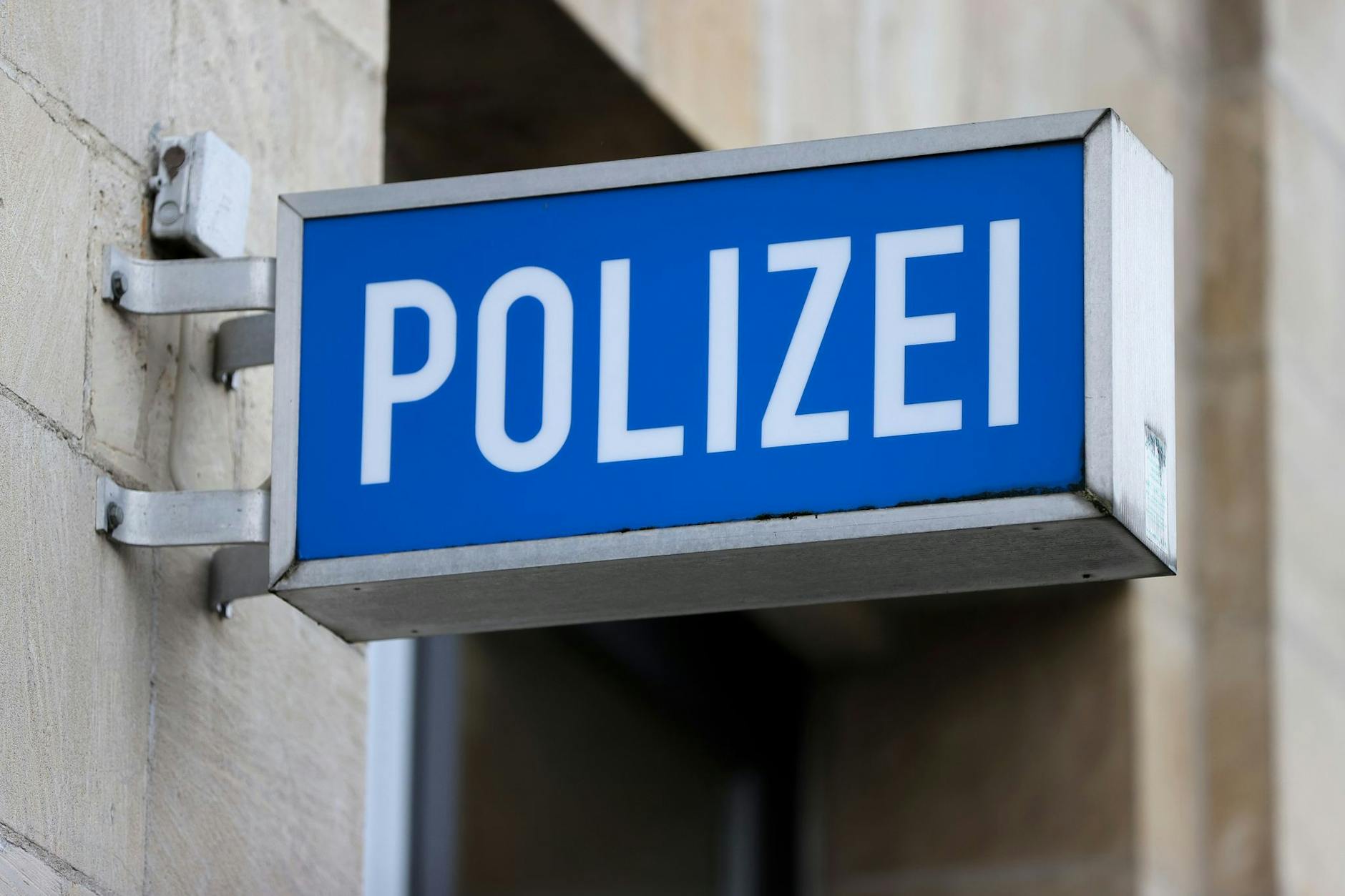 Ein LED-Leuchtkasten hängt an einem Polizeirevier (Symbolbild).