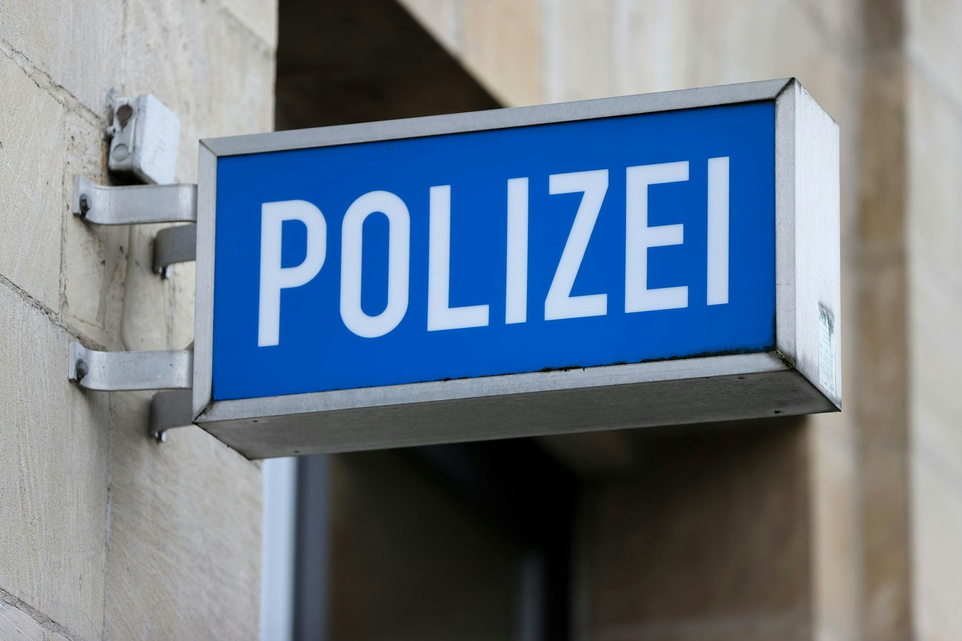 Ein&nbsp;LED-Leuchtkasten hängt an einem Polizeirevier (Symbolbild).