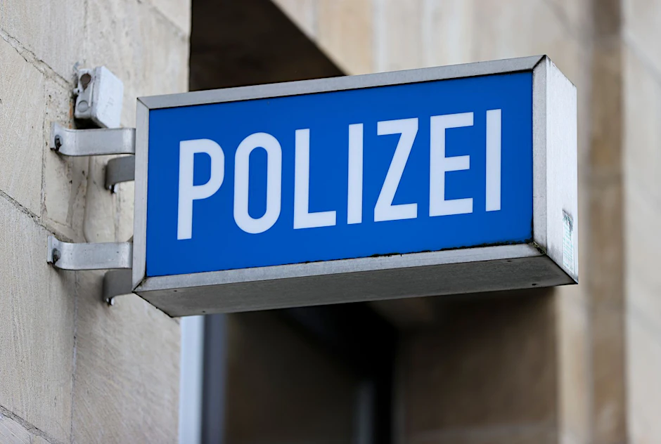 Ein&nbsp;LED-Leuchtkasten hängt an einem Polizeirevier (Symbolbild).