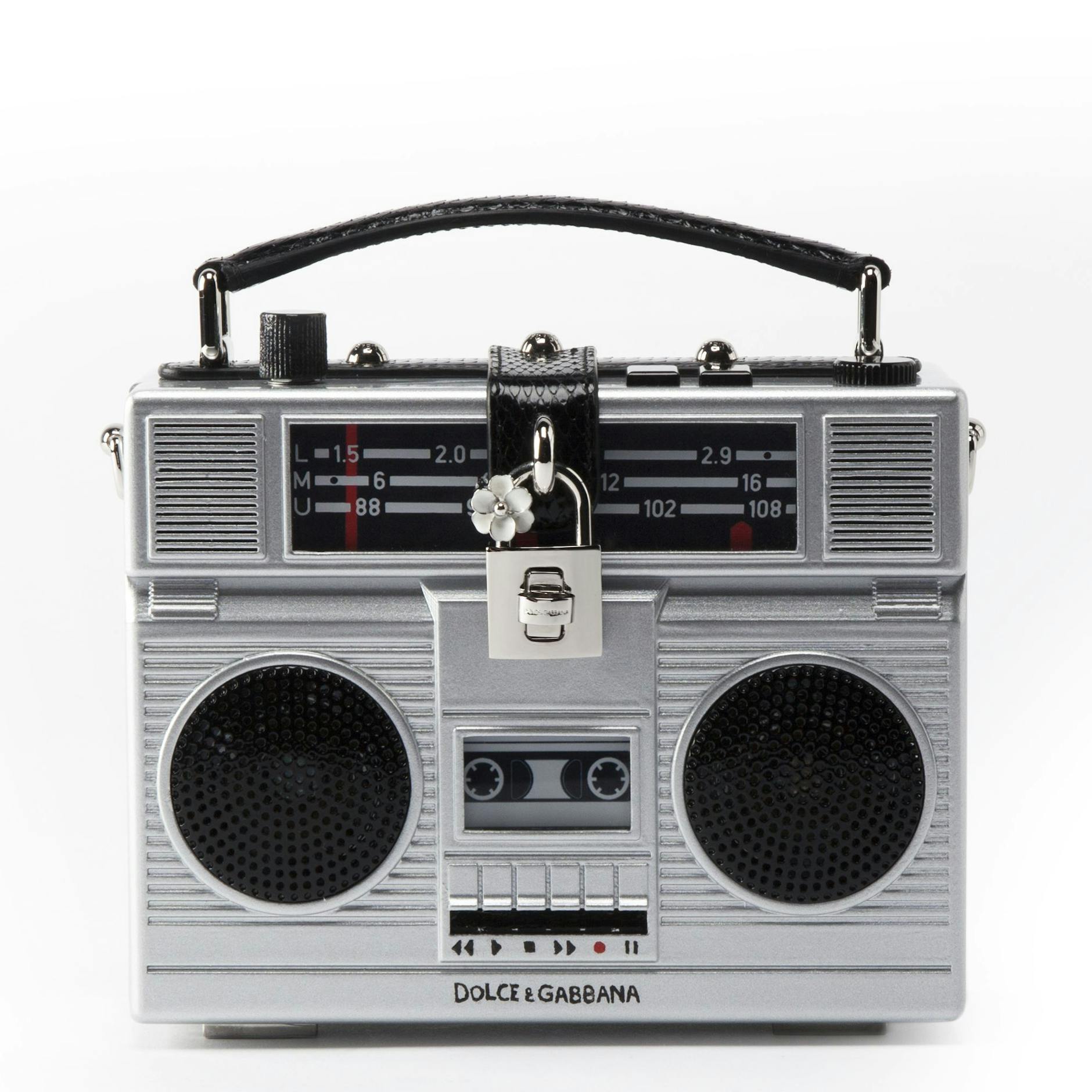Dolce & Gabbana launchte 2017 eine Boombox-Tasche mit iPhone-Anschluss und Stauraum. Die Exemplare werden auf dem Vintage-Markt für Preise zwischen 3000 und 6000 Euro angeboten.