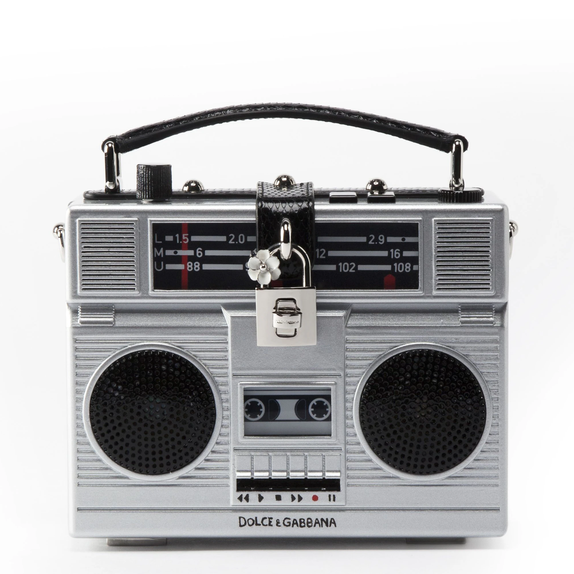 Dolce & Gabbana launchte 2017 eine Boombox-Tasche mit iPhone-Anschluss und Stauraum. Die Exemplare werden auf dem Vintage-Markt für Preise zwischen 3000 und 6000 Euro angeboten.