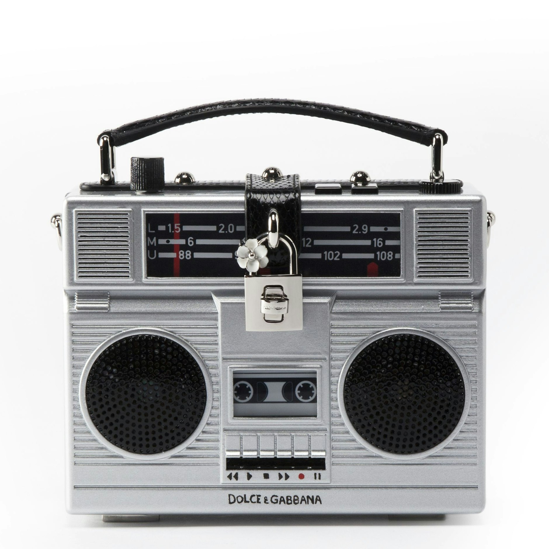 Dolce &amp; Gabbana launchte 2017 eine Boombox-Tasche mit iPhone-Anschluss und Stauraum. Die Exemplare werden auf dem Vintage-Markt für Preise zwischen 3000 und 6000 Euro angeboten.