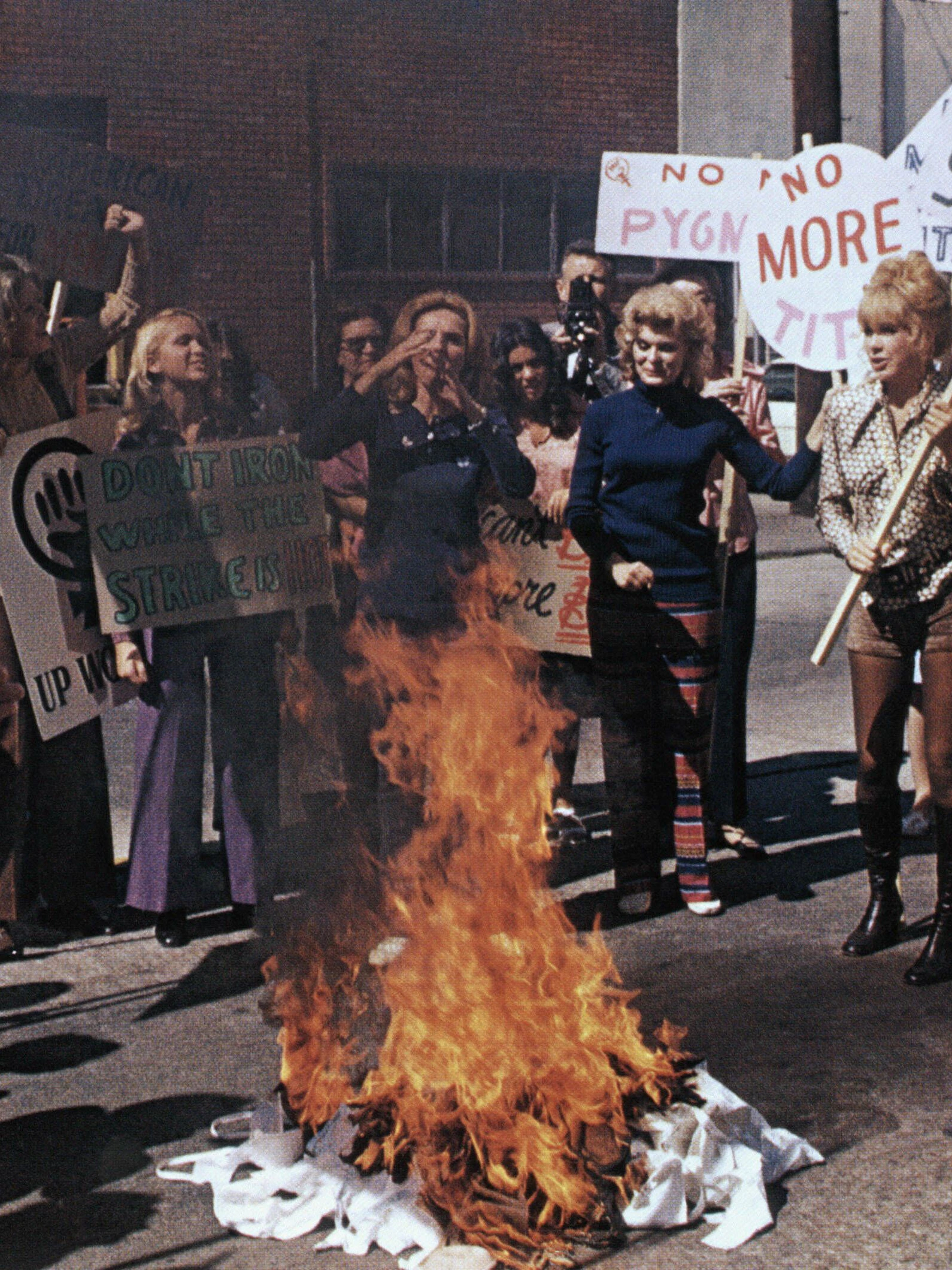 Kein Bock auf Büstenhalter: Feministinnen in den USA opfern 1972 ihre BHs.