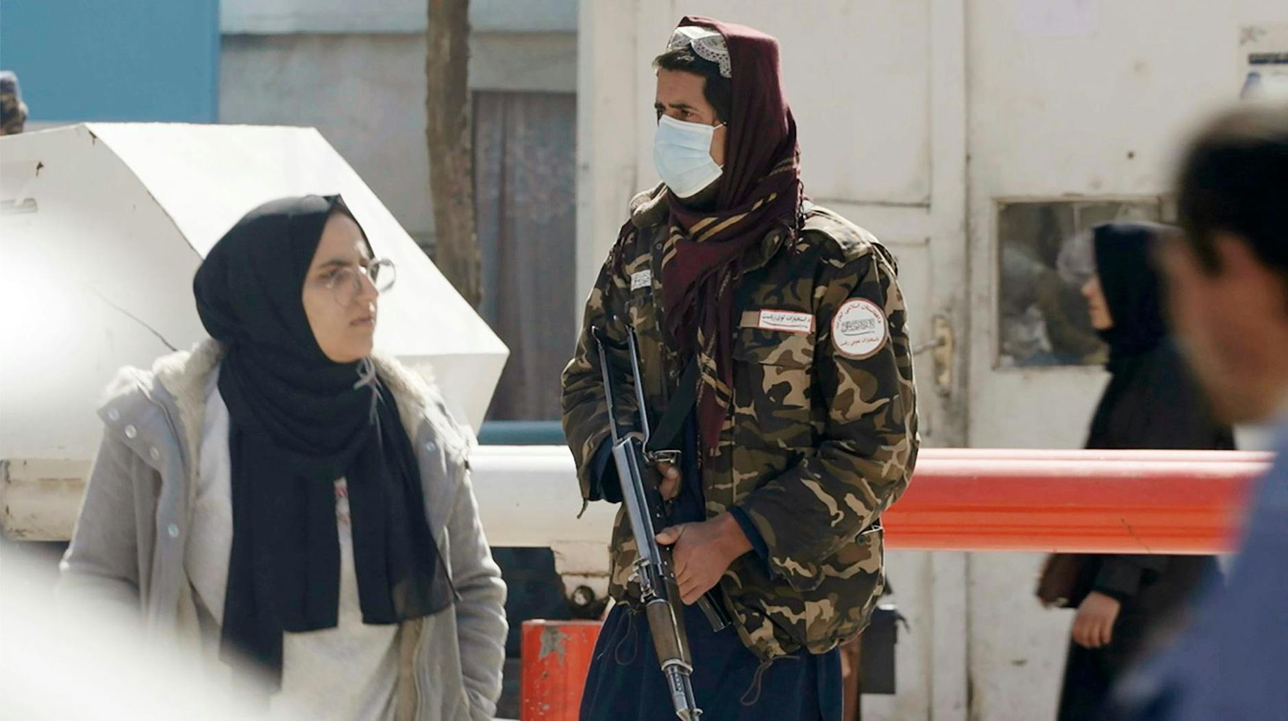 ARD/rbb AFGHANISTAN – EIN JAHR SPÄTER, "Mission Kabul-Luftbrücke", am Montag (08.08.22) um 22:50 Uhr im ERSTEN.
Ein Jahr nach dem Fall von Kabul blickt der Film auf die afghanische Zivilgesellschaft und zeigt Menschen, die trotz allem entschlossen sind zu bleiben. Er erzählt aber auch von denen, die gezwungen sind, zu gehen. Wie hat sich das Land verändert? Und welche Anstrengungen unternehmen Bundesregierung und NGOs für diejenigen, die besonders schutzbedürftig sind und nicht bleiben können? - Kabul – im Jahr Eins nach der Machtübernahme der Taliban. Wie hat sich das Land verändert?
© , honorarfrei - Verwendung gemäß der AGB im engen inhaltlichen, redaktionellen Zusammenhang mit genannter rbb-Sendung bei Nennung "Bild: rbb/DOCDAYS Productions" (S2+). rbb Presse & Information, Masurenallee 8-14, 14057 Berlin, Tel: 030/97 99 3-12118 oder -12116, pressefoto@rbb-online.de