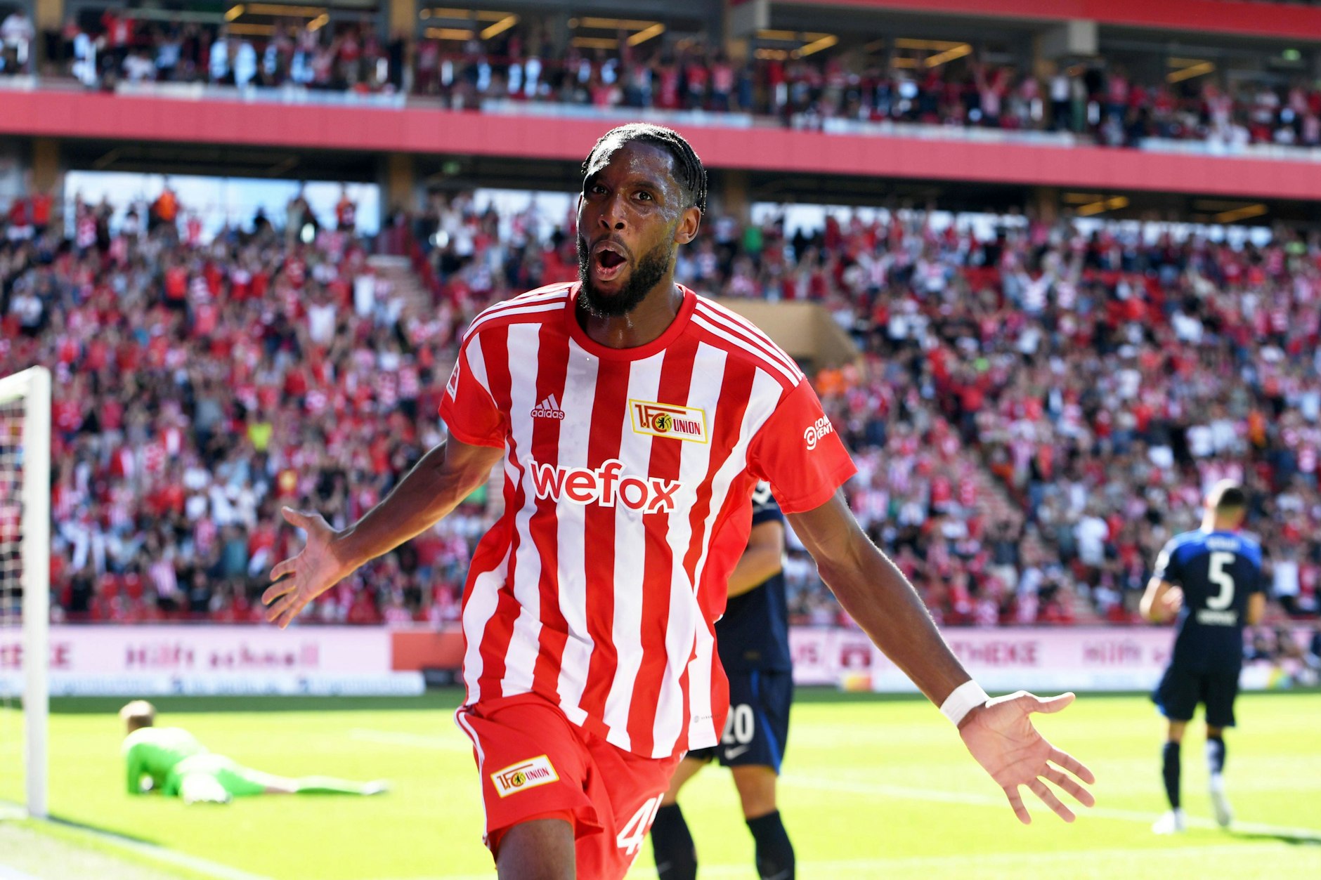 Jordan Siebatcheu dreht nach seinem 1:0 gegen Hertha BSC jubelnd ab.