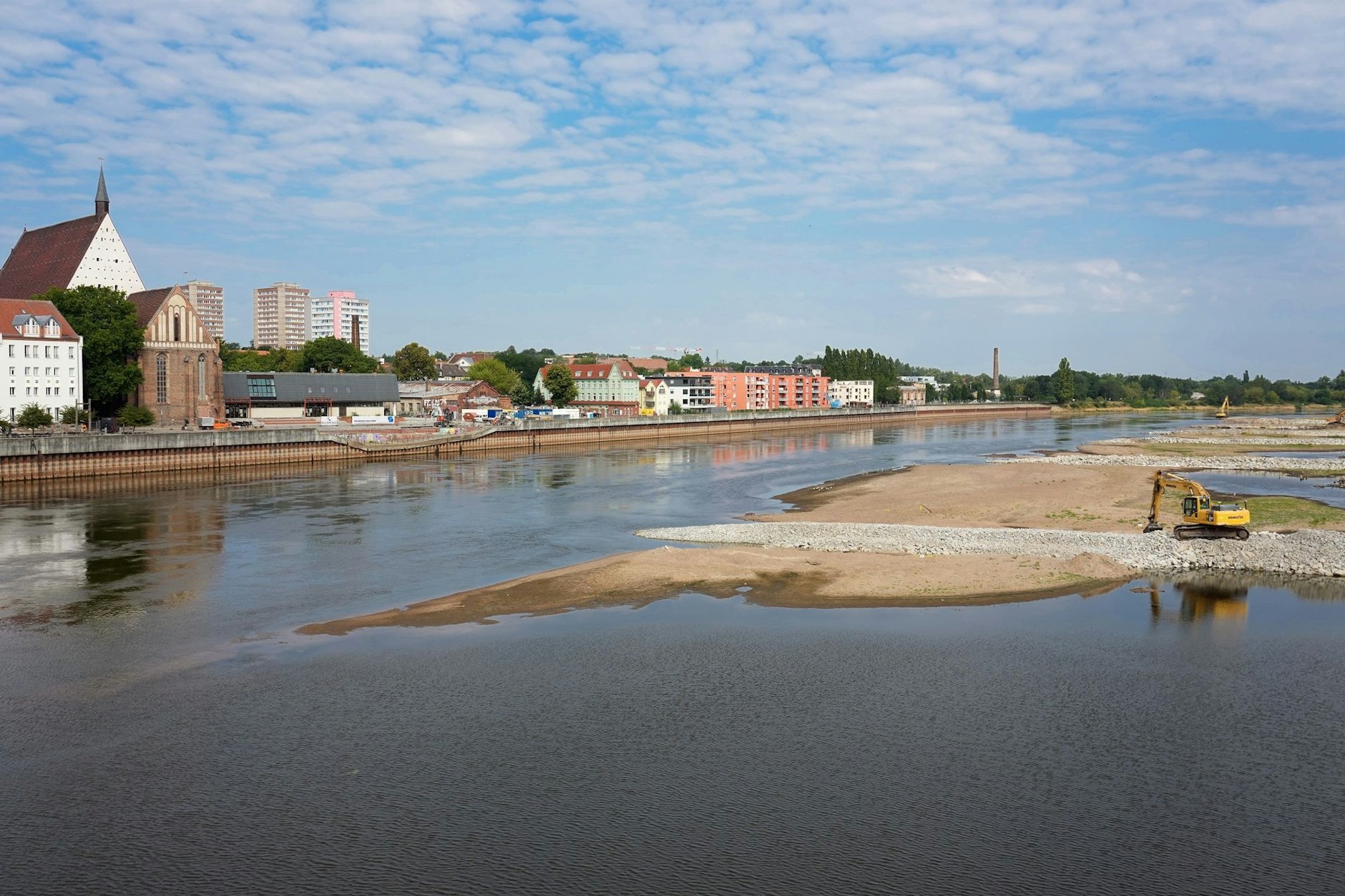 Ein Bagger arbeitet auf einer durch das Niedrigwasser frei liegenden Sandbank im Flussbett der Oder. (Archivfoto)
