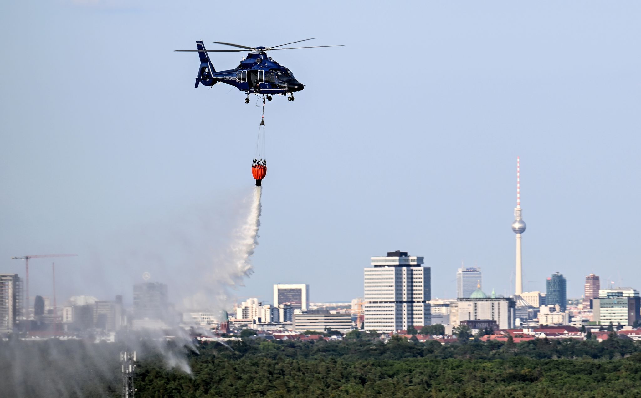 Hubschrauber der Bundespolizei löschen bei Feuer im Berliner Grunewald